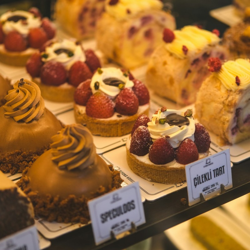 Pastane vitrininde çeşitli tart, pasta ve tatlılar – Puratos toptan tedarik