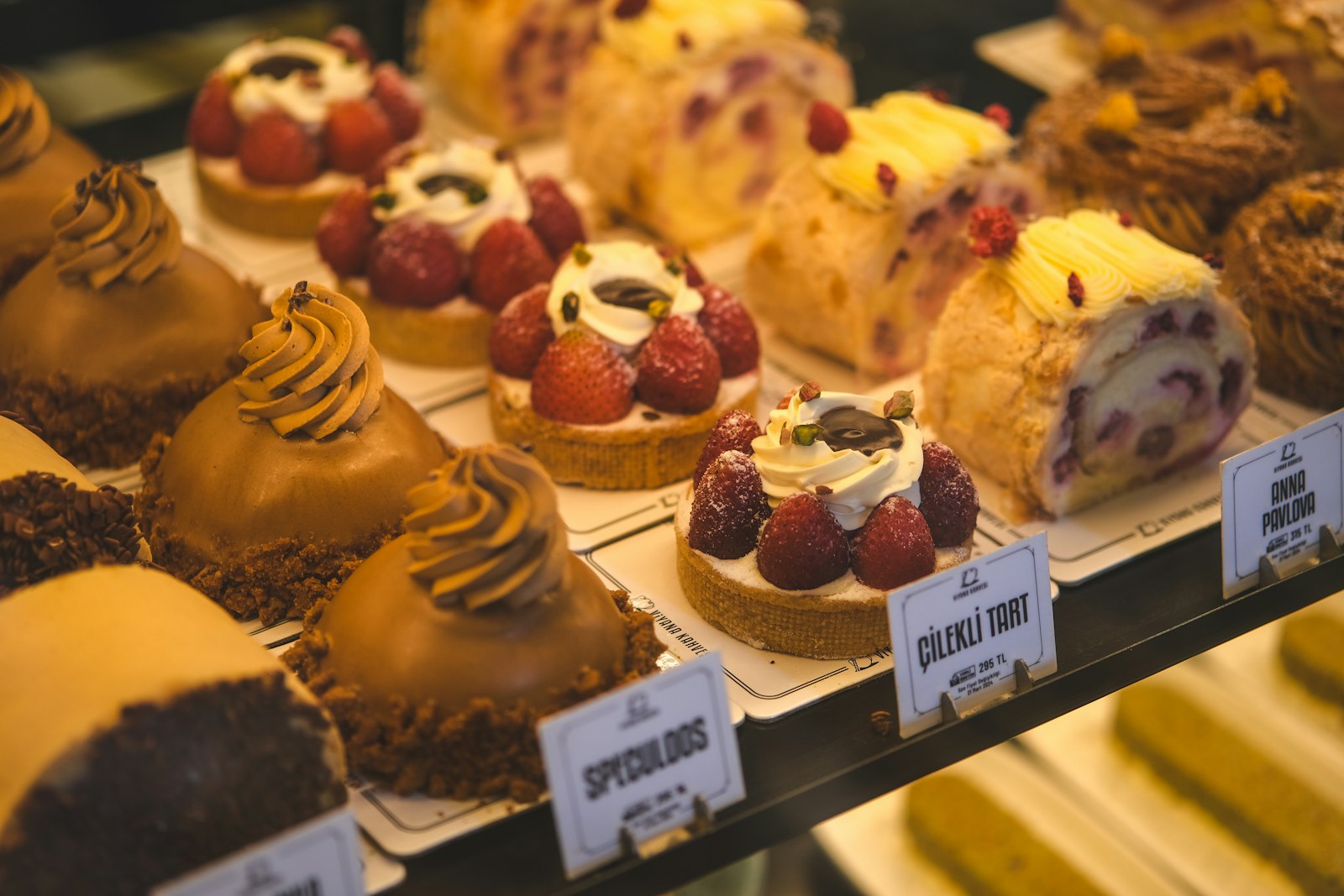 Pastane vitrininde çeşitli tart, pasta ve tatlılar – Puratos toptan tedarik