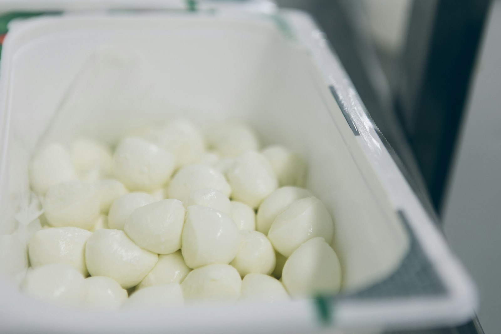 Tezgah üstünde taze mozzarella topları — mozzarella çeşitleri