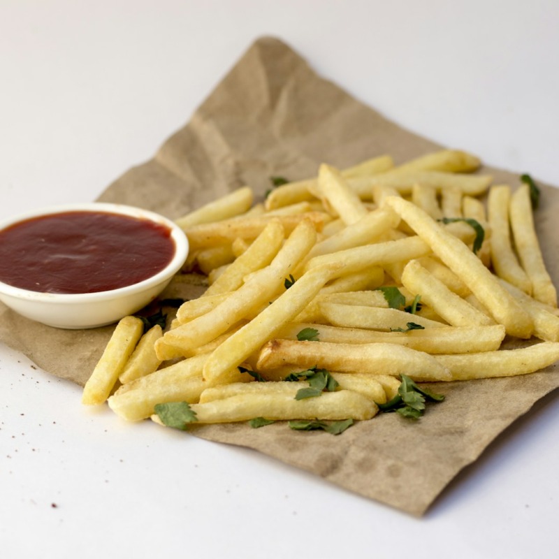 Fritözde kızartılmış donuk parmak patates ve ketçap — toptan donuk patates tedariki