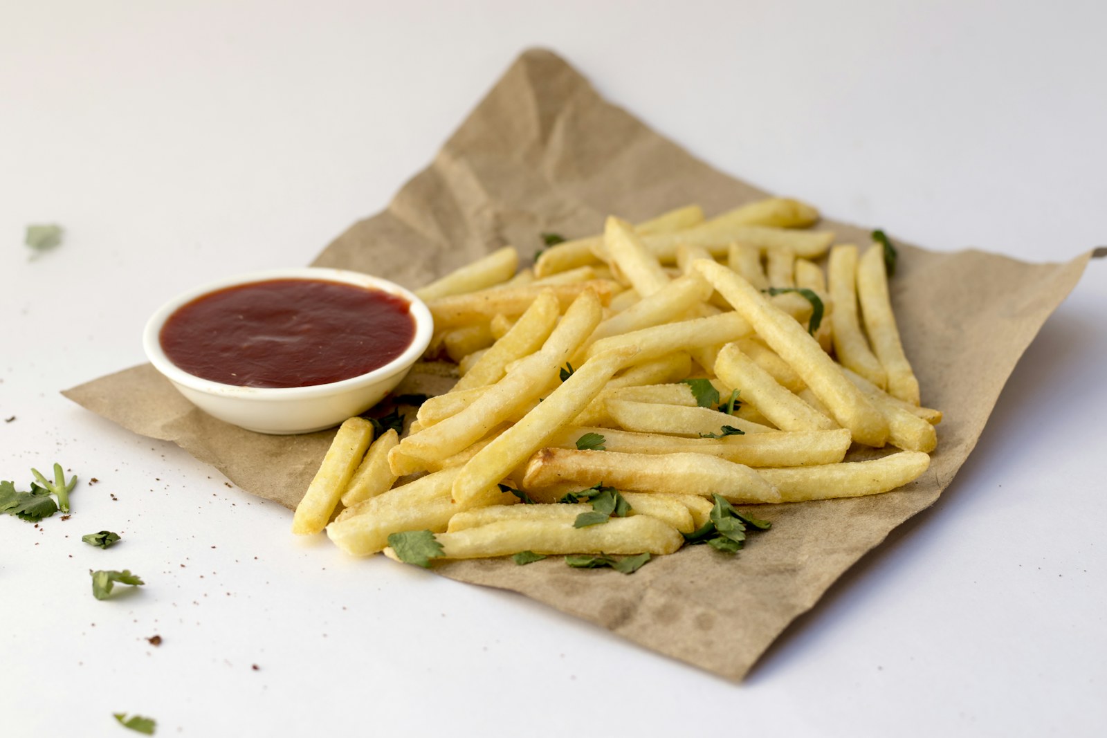 Fritözde kızartılmış donuk parmak patates ve ketçap — toptan donuk patates tedariki